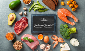 quadro negro cercado de alimentos saudáveis