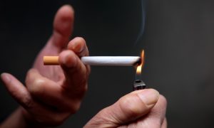 Acendendo um cigarro