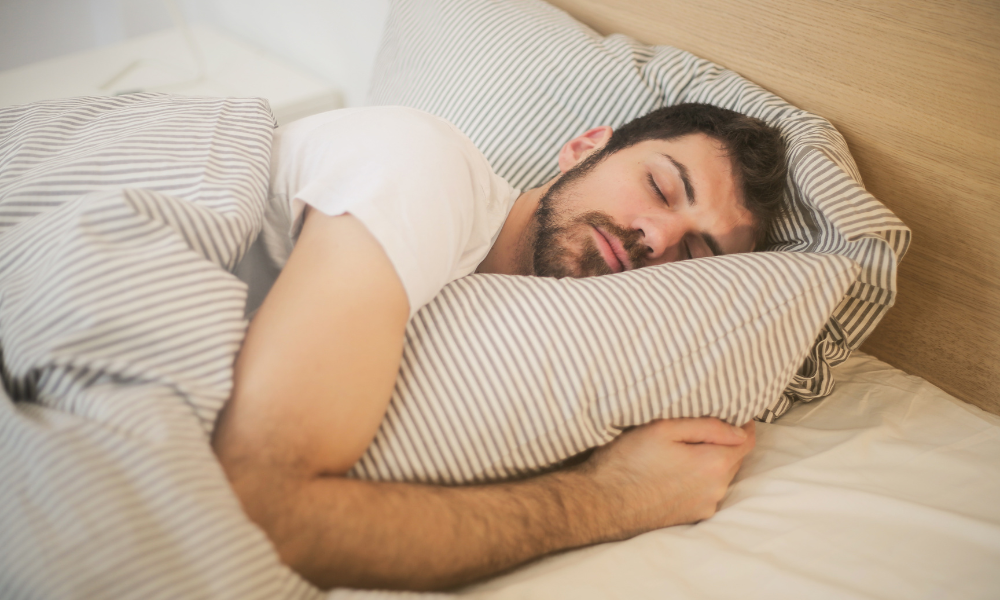 Qual é a posição certa de dormir para quem tem refluxo?