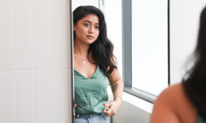 mulher na frente do espelho